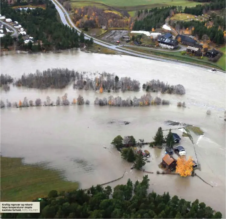  ?? FOTO: POLITIET ?? Kraftig regnvaer og rekordhøye temperatur­er skapte kaotiske forhold.