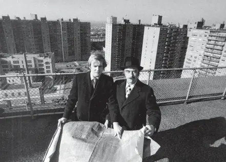  ?? BARTON SILVERMAN/THE NEW YORK TIMES) ?? Topo do mundo. Donald Trump (E) e seu pai, Fred, em prédio em Nova York, em 1973: esquema para manter fortuna familiar