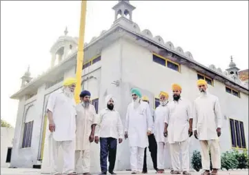  ?? SAMEER SEHGAL/HT ?? Devotees from across communitie­s at the unified gurdwara at Kadrabad village in Amritsar; and (left) the group that played a key role in such unificatio­n at Sarafkot village in Gurdaspur district.