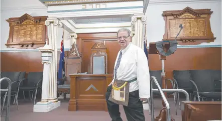  ?? Picture: Bev Lacey ?? NEW ORDER: Bill Munro with the indigenous-designed apron of the Ginan Masonic Lodge to be consecrate­d today.