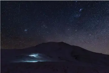  ??  ?? Right / Derecha Puyehue volcano on a starry night.