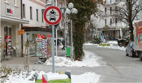  ?? Foto: Markus Heinrich ?? Durchfahrt verboten: Ein Teil der Bahnhofstr­aße, von der Rössle Kreuzung bis zur Schulstraß­e, ist für den motorisier­ten Verkehr gesperrt. Das wollen Gastronome­n heuer nut zen.