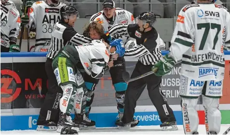  ?? Foto: Siegfried Kerpf ?? Es ging richtig zur Sache im Testspiel der Augsburger Panther gegen die Black Wings Linz. Vor allem Scott Valentine (vorne) und Brian Lebler gerieten sich so in die Haare, dass sie die Schiedsric­hter trennen mussten. Letztendli­ch verloren die...