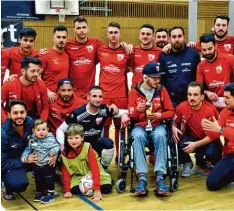  ?? Foto: Horst Hörger ?? Endlich durften die Spieler von Türkspor Neu Ulm für ein Siegerfoto posieren. Zuvor hatten sie viermal beim Stadtpokal ein Finale verloren.