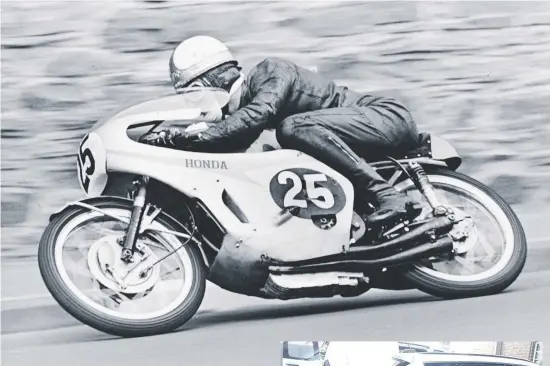  ??  ?? EPIC. Mike Hailwood racing on his mean machine in 1968. Inset: the replica model.