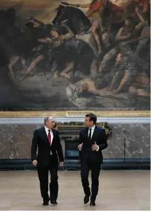  ?? Philippe Wojazer/Reuters ?? Emmanuel Macron (à dir.) e Vladimir Putin em Versalhes