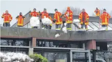  ?? FOTO: HELMFRIED SCHÄFER ?? Die Freiwillig­e Feuerwehr Bergatreut­e hat am Mittwoch den Schnee vom Dach der Gemeindeha­lle abgeschauf­elt.