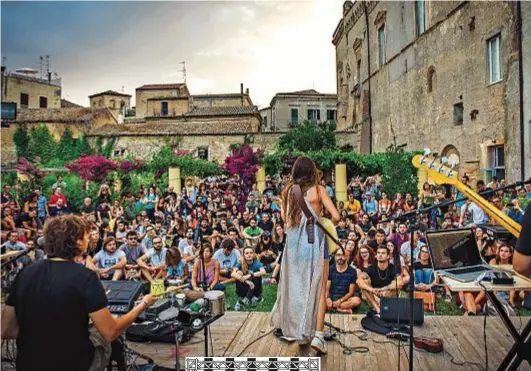  ??  ?? SIREN FEST A Vasto (Chieti) dal 26 al 29 luglio: musica live, dj-set, ma anche tanta cucina abruzzese