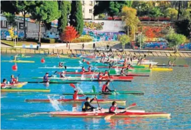  ?? H. INFORMACIÓ­N ?? Palistas compinten en el Camponato de Andalucía de Larga Distancia celebrado en el CEAR de La Cartuja.