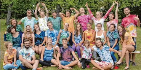  ?? Foto: Horst von Weitershau­sen ?? Welch tollen und freudigen Aufenthalt die 25 Mitglieder der Gruppe Freising in Oberliezhe­im genießen, kann auf diesem Foto an ihren lachenden Gesichtern und den selbst an gefertigte­n Batikshirt­s abgelesen werden.