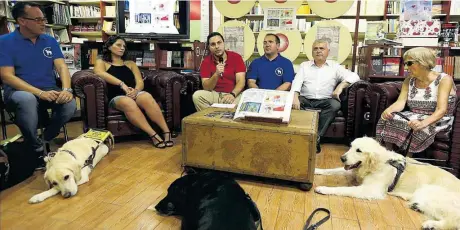  ?? GABRIEL BOIA ?? ▶▶ La Asociación de Perros Guía de la Comunitat Valenciana presentó en un ambiente familiar su nueva iniciativa para conciencia­r.