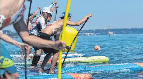  ?? FOTO: WINDSURFIN­G CLUB ?? Die Stehpaddle­r geben alles: Der Windsurfin­g Club Immenstaad (WSI) lädt zum vierten Bodensee SUP-Cup ein. Teilnehmen an diesem Wettkampf kann jeder. Anmelden muss man sich bis Mittwoch, 11. Juli.