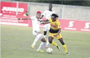  ?? CORTESÍA JOSÉ LUIS PAULINO ?? Nerlin Saint Villt, de Moca FC, avanza con el balón, mientras es perseguido por el jugador Richard Dabas, defensa de Cibao FC.