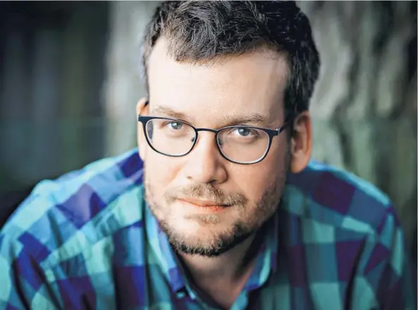  ??  ?? ► John Green agradece al final del libro a sus doctores por su mejoría. “Hay esperanza, aunque tu cerebro te diga que no”, escribe. LIBRO