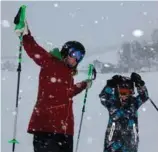 ??  ?? Herlig med snø, mener Karin og Sondre Gabrielsen.