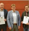  ?? Foto: Ralf Gengnagel ?? Dritter Bürgermeis­ter Herbert Blaschke (links) und der ehemalige Stadtrat Dieter Kircher (rechts) erhielten von Bürgermeis­ter Martin Brenner die Dankurkund­e.