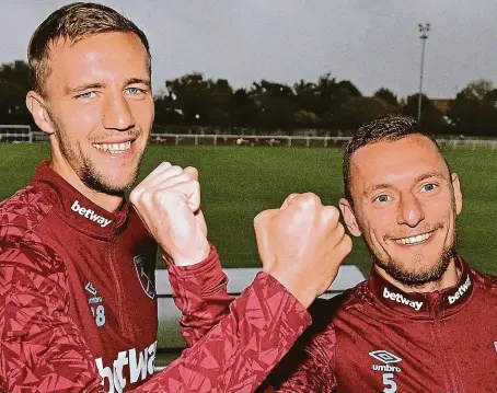  ?? FOTO WEST HAM UNITED ?? Kladiváři. České duo Tomáš Souček (vlevo) a Vladimír Coufal se během chvíle stali duší i tělem londýnskéh­o celku.