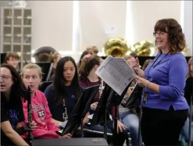  ?? JONATHAN TRESSLER — THE NEWS-HERALD ?? Chardon Hilltopper­s Marching Band director Melissa Lichtler interacts wth students during band class Nov. 2 at Chardon High School.