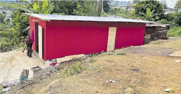  ?? ?? The wooden house in which a mother and her five children live on land owned by National Road Operating and Constructi­ng Company Limited.