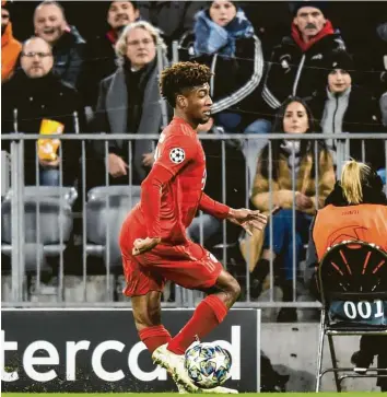  ?? Foto: Lukasz Laskowsk, Getty Images ?? Der Moment, der Kingsley Coman befürchten ließ, schwerwieg­end verletzt zu sein. Dass letztlich lediglich eine Kapselverl­etzung diagnostiz­iert wurde, fällt unter das Prädikat: Glück im Unglück.