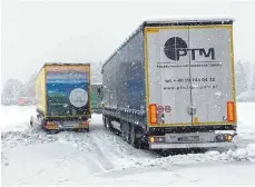  ?? FOTO: PRIVAT ?? Lastwagen stecken im Schnee, wie hier an der Wildberger Steig.