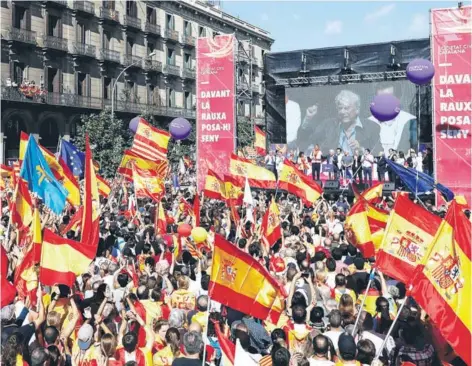  ??  ?? ► El escritor Mario Vargas Llosa se dirige a los asistentes de la manifestac­ión, ayer en Barcelona.