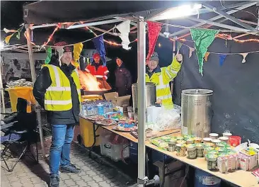  ?? ?? Hot food stop Crieff’s Chris McIntosh, right, manning the food station for refugees from Ukraine