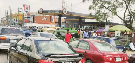  ?? PHOTO: FEMI ADEBESIN- KUTI ?? Persistent fuel queues in Lagos ... yesterday.