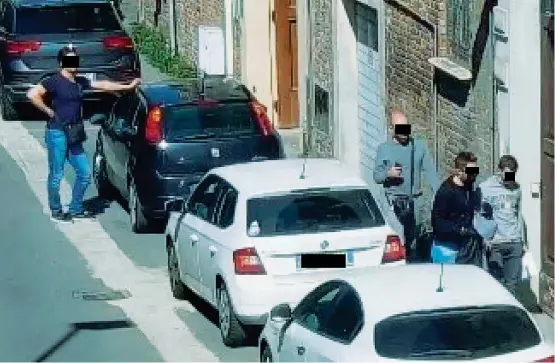  ?? (foto Guardia di finanza / Epa) ?? L’ingresso
Un fermo immagine di un video girato l’8 aprile scorso — durante il lockdown per contenere la diffusione del coronaviru­s — davanti alla caserma «Levante» di Piacenza: alcuni dei carabinier­i arrestati sono filmati dopo essere usciti dalla caserma con un presunto spacciator­e straniero arrestato poco prima e accompagna­to verso il suo domicilio per ulteriori verifiche