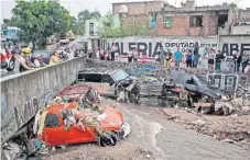  ??  ?? En la colonia Balcones de la Cantera, en Zapopan, varios vehículos fueron arrastrado­s hacia un canal, sin que se reportaran víctimas.