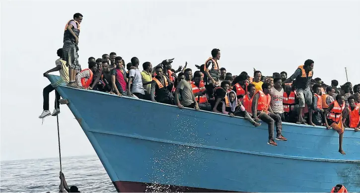  ??  ?? Bereits im Vorjahr kamen mit rund 170.000 Menschen 50.000 Flüchtende weniger über das Mittelmeer nach Europa als 2014, dem Jahr vor der großen „Flüchtling­skatastrop­he“.