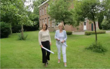  ?? FOTO JAN VORSSELMAN­S ?? Burgemeest­er Liesbeth Verstreken (links) en schepen Katrien Schryvers wandelen in de pastorietu­in. Ze staan op de plek waar de nieuwe zaal komt.