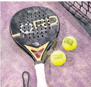  ?? FOTO: CHRISTOF KÖPSEL ?? So sieht ein Padel-Schläger aus. Das Racket ist massiv, nicht bespannt, weist aber Löcher auf.