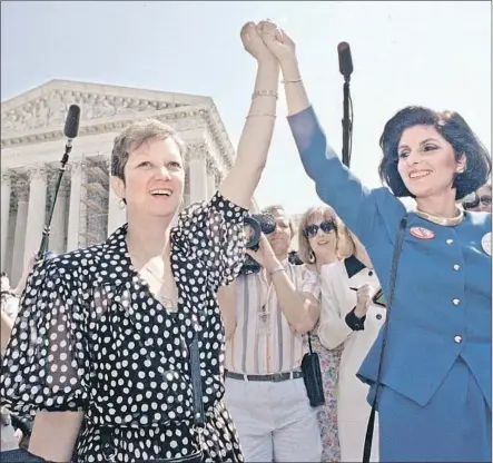  ?? J. Scott Applewhite Associated Press ?? NORMA McCORVEY (a.k.a. Jane Roe, left) and attorney Gloria Allred are united after Supreme Court hearing on 1989 abortion case.