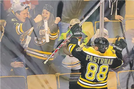  ?? Hned v sezoně po draftu se Pastrňák prosadil do týmu Bruins a byl nejmladším hráčem NHL. Uchvátil dravými průniky. Foto: Getty ??