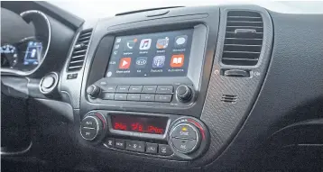  ??  ?? Pantalla táctil de 7”, sistemas Car Play y Android Auto, más climatizad­or bizona