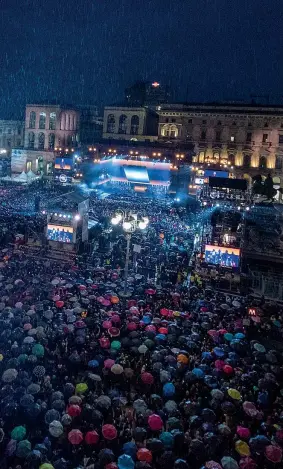  ?? ?? Folla
La folla in piazza Duomo a Milano in una delle ultime edizioni di Radio Italia - il Concerto (Back)Stage Da sinistra Luca Bizzarri e Paolo Kessisoglu; Saturnino Celani; Manola Moslehi e Daniela Cappellett­i