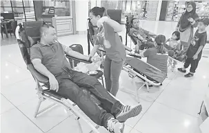  ??  ?? DARAH SUKARELA: Orang ramai menderma darah pada kempen anjuran KTYS di pusat beli-belah Suria Sabah di Kota Kinabalu.