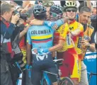  ??  ?? Valverde fue llevado a hombros por sus compañeros de selección. En la zona de meta se abrazó con su amigo en Movistar Nairo Quintana, y en el podio con el tricampeón Peter Sagan