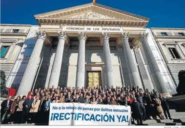  ?? JAVIER LIZÓN / EFE ?? Parlamenta­rios del PP y algunos de Vox se concentran contra la ley del ‘solo sí es sí’.