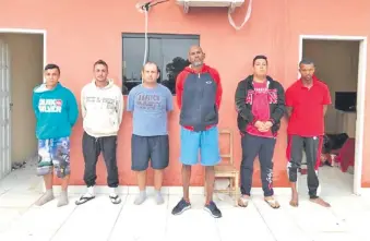  ?? ?? Los seis detenidos por la Policía en un operativo realizado en las afueras de Pedro Juan Caballero, ayer a la mañana.