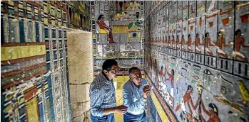  ?? MOHAMED EL-SHAHED ?? Archaeolog­ists inside the newly discovered tomb of Khuwy, who is believed to have been a nobleman during the Fifth Dynasty.