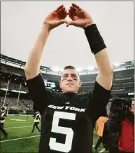  ?? John Minchillo / Associated Press ?? Jets quarterbac­k Mike White (5) motions to fans after beating the Bears on Sunday in East Rutherford, N.J.