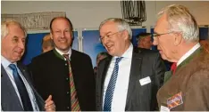  ?? Foto: Elli Höchstätte­r ?? Beim Unternehme­rabend im Herbertsho­fer Stahlwerk unterhielt­en sich: (von links) Max Strehle, Landrat Martin Sailer, Prof. Thomas Bauer und Stahlwerks­eigner Max Aicher.