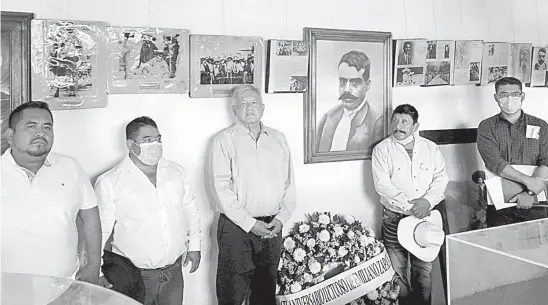  ??  ?? • El mandatario federal en Ayoxuxtla, Puebla, le rindió un homenaje a Emiliano Zapata, en un evento discreto por la veda electoral.