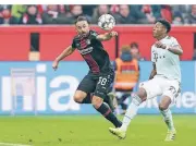  ?? FOTO: IMAGO ?? Handspiel? Die Schiedsric­hter sind sich in der Bundesliga bei der Auslegung uneins. In dieser Szene war Karim Bellarabi (Leverkusen/links) der Ball an die Hand gesprungen im Zweikampf mit David Alaba.