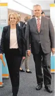  ?? FOTO: DPA ?? Seite gewechselt: Die ehemalige Grünen-Politikeri­n Elke Twesten mit CDU-Landtagsfr­aktionsche­f Björn Thümler.