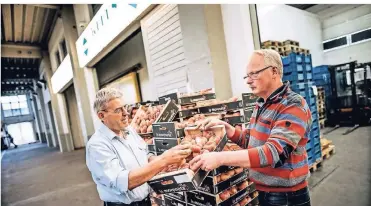  ?? RP-FOTO: ANDREAS ENDERMANN ?? Die Großmarkt-Verantwort­lichen Peter René Hecker (Blumen) und Hans Peter Deutschman­n (Obst und Gemüse) lehnen die geplanten Mieten ab.