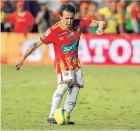  ?? RAFAEL PACHECO. ?? El mexicano Omar Arellano lanzó por encima del marco el quinto penal del Herediano. Antes había fallado Jairo Arrieta.