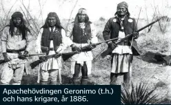  ??  ?? Apachehövd­ingen Geronimo (t.h.) och hans krigare, år 1886.